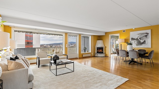 I stuen er det god plass til både sofagruppe og spisebordsmøblement, i tilknytning til kjøkkenet.