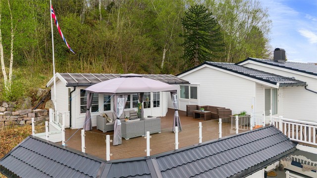 Uteplassen er skjermet og har en flott utsikt over nærområdet og sjøen.