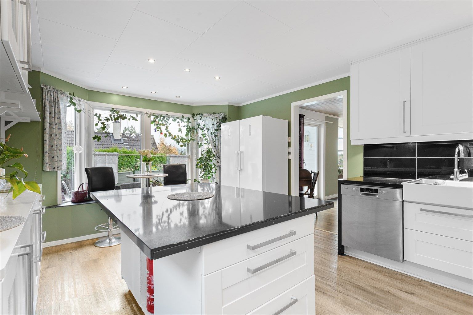 Kjøkkenøy med skuffer for oppbevaring