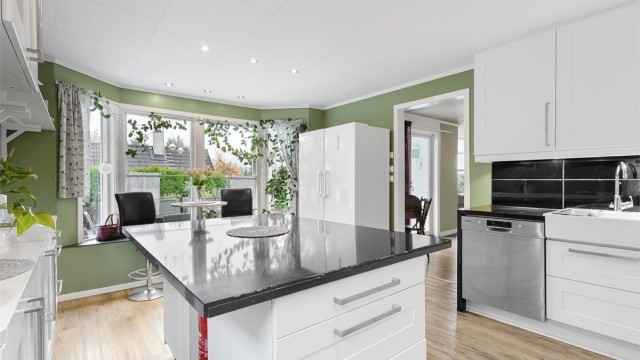 Kjøkkenøy med skuffer for oppbevaring