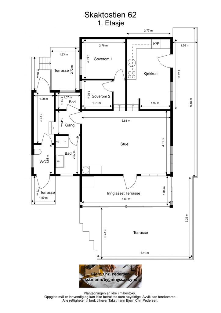 Hytta har en arealeffektiv planløsning på ett plan, med to soverom, stue, kjøkken og et separat toalettrom.
