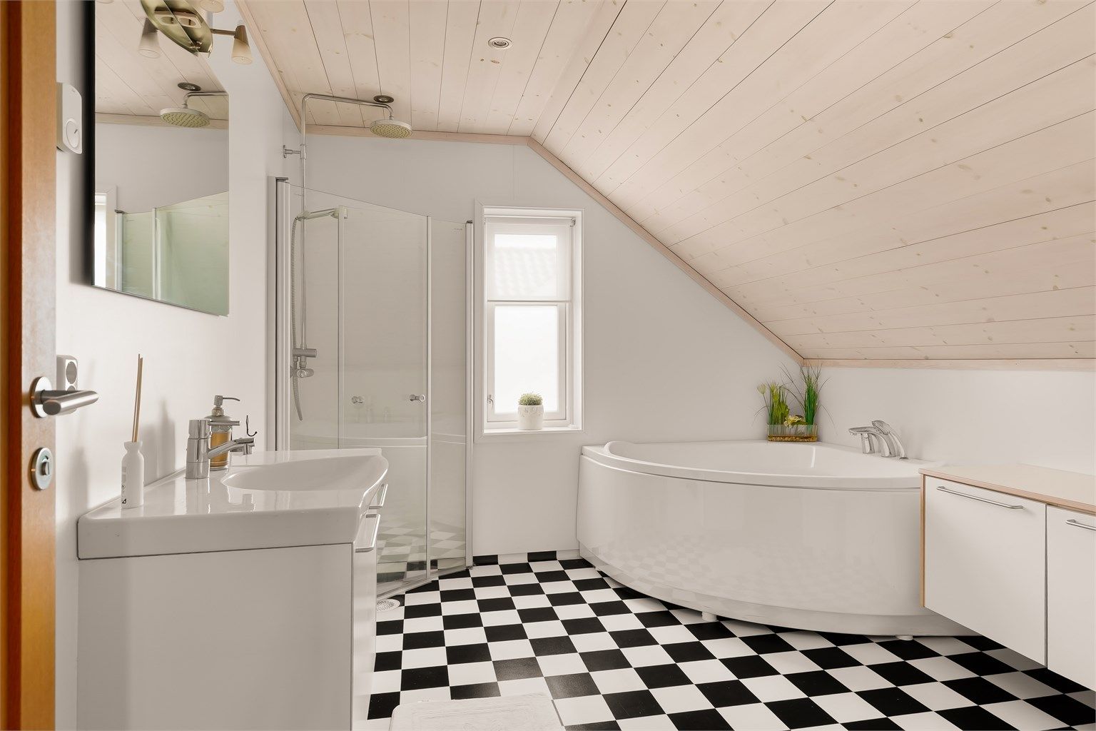 Badet i 2. etasje har wc, servant, dusj og hjørnebadekar.