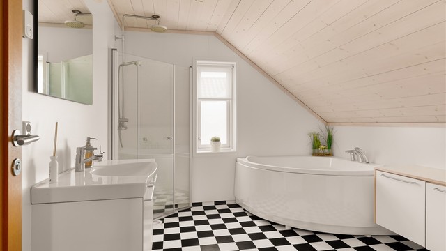 Badet i 2. etasje har wc, servant, dusj og hjørnebadekar.