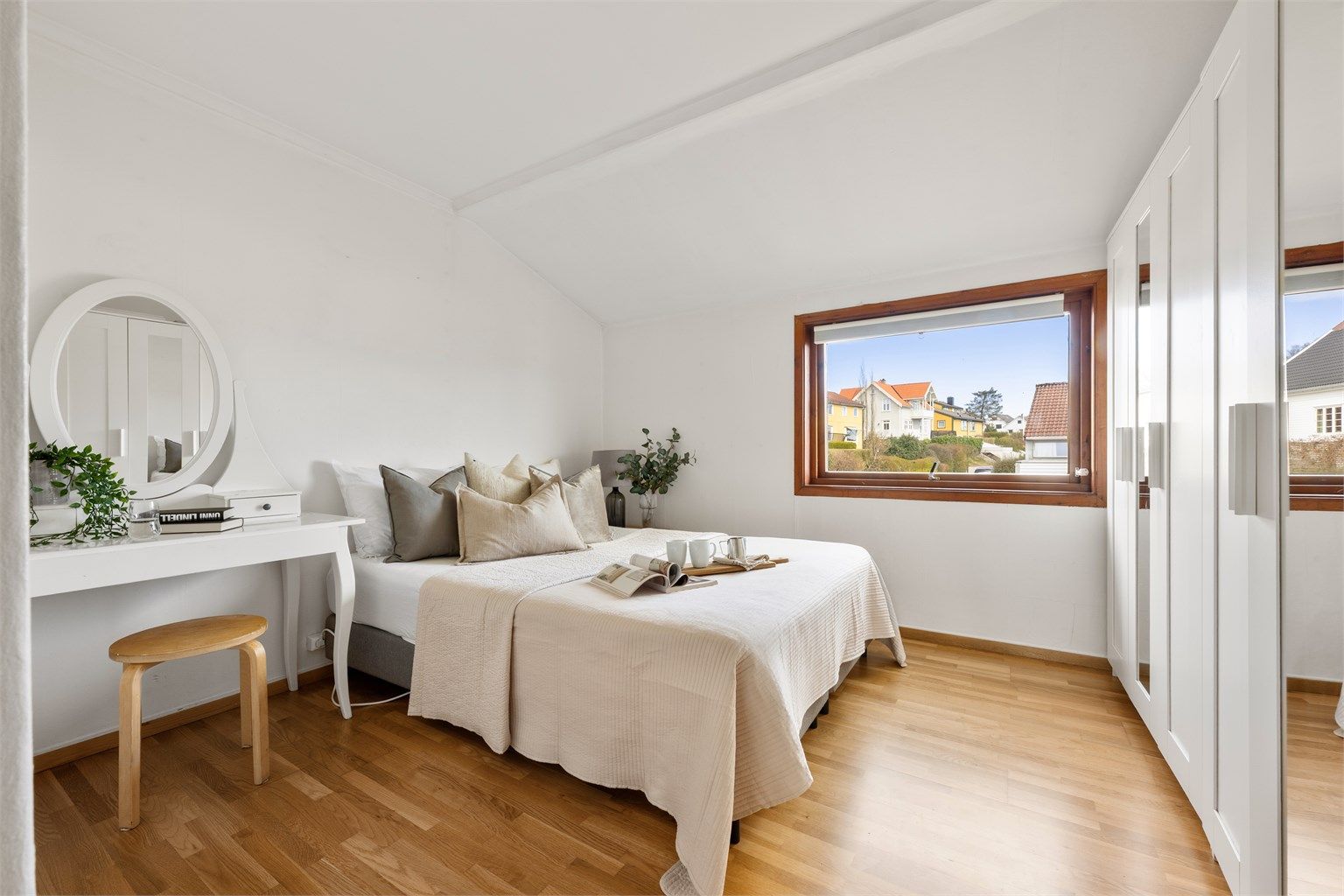 Soverom I er brukt som hovedsoverom og er av god størrelse. 