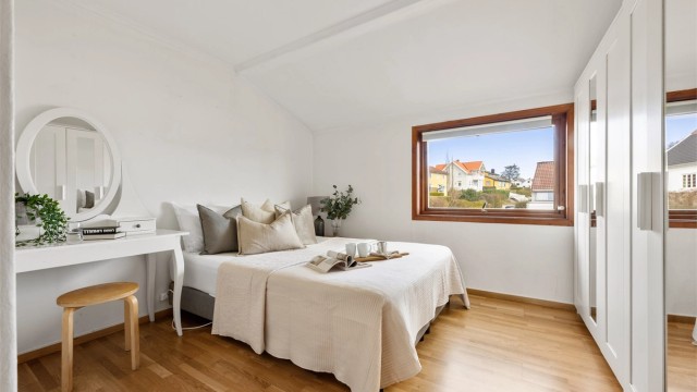 Soverom I er brukt som hovedsoverom og er av god størrelse.