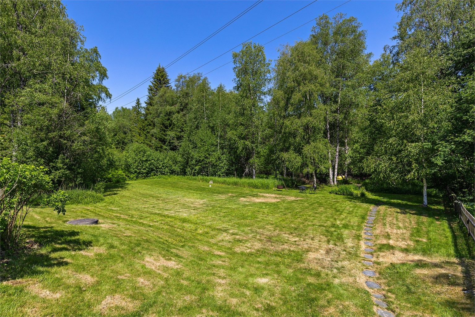 Uteområde - tilleggstomten som grenser til eiendommen har strandlinje og brygge - stor og flat tomt hvor barn kan leke i trygge omgivelser