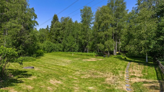 Uteområde - tilleggstomten som grenser til eiendommen har strandlinje og brygge - stor og flat tomt hvor barn kan leke i trygge omgivelser