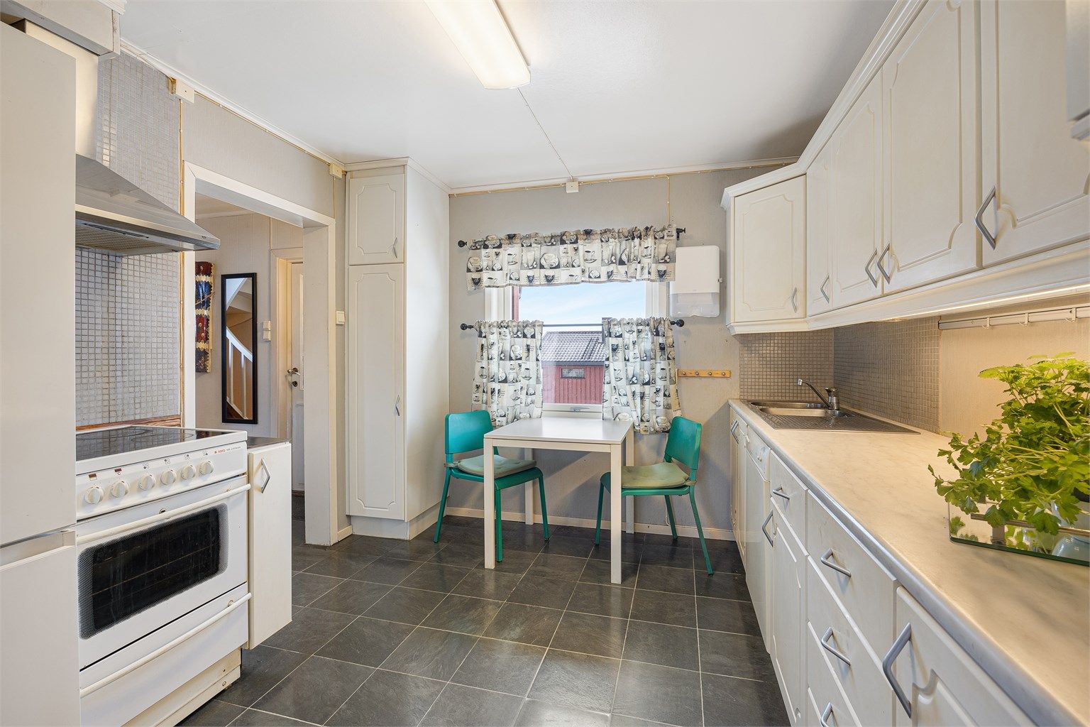 Her er det godt med benkeplass og skap for oppbevaring.