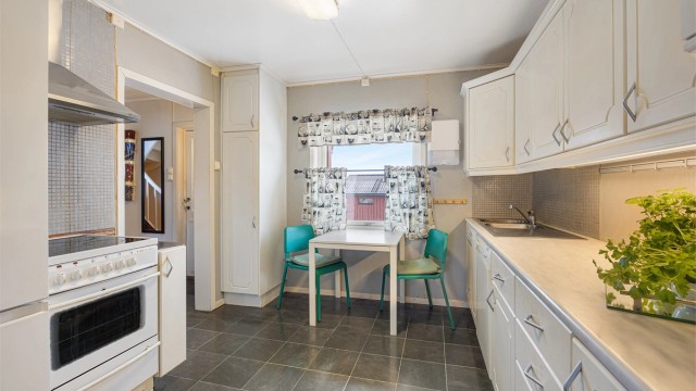 Her er det godt med benkeplass og skap for oppbevaring.