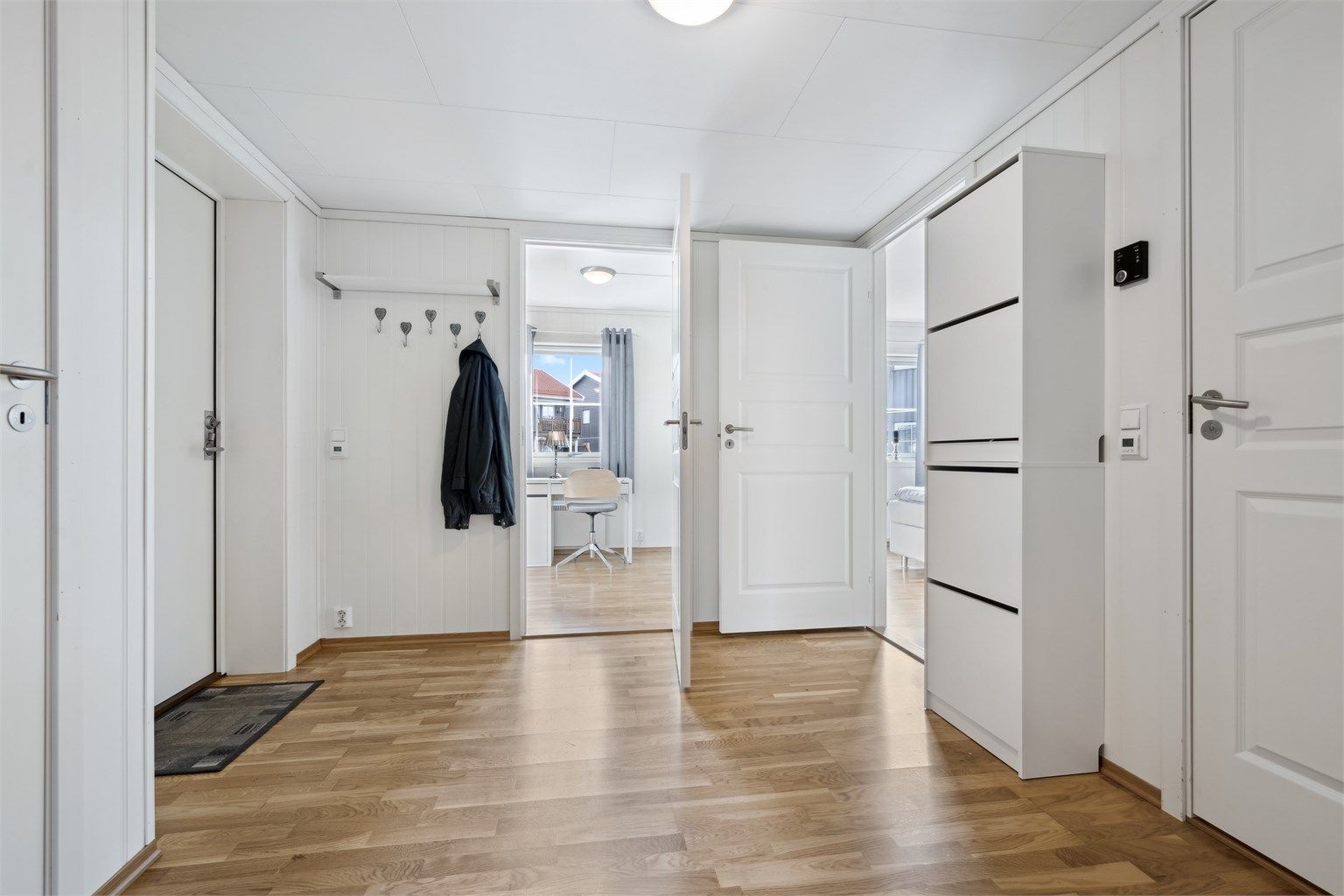 Fra entreen har man adkomst til leilighetens to soverom, bad og bod