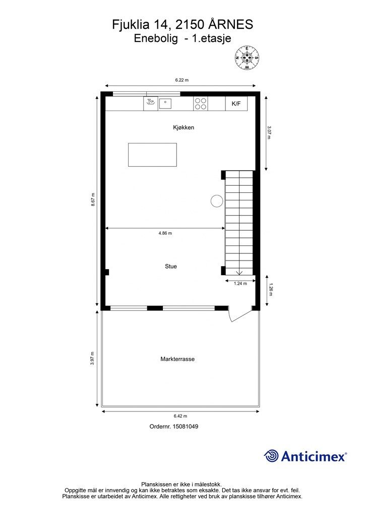 Første etasje samler stue og kjøkken i en åpen løsning på 54 m², med direkte utgang til markterrassen.
