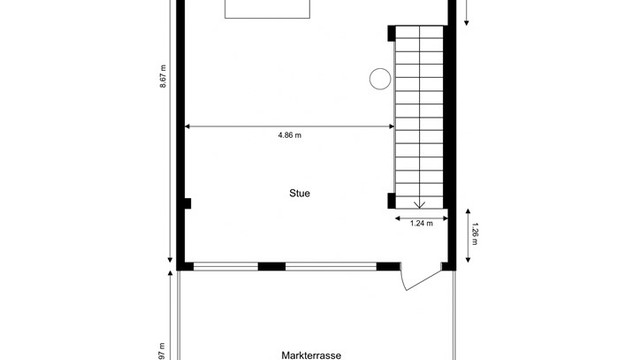 Første etasje samler stue og kjøkken i en åpen løsning på 54 m², med direkte utgang til markterrassen.
