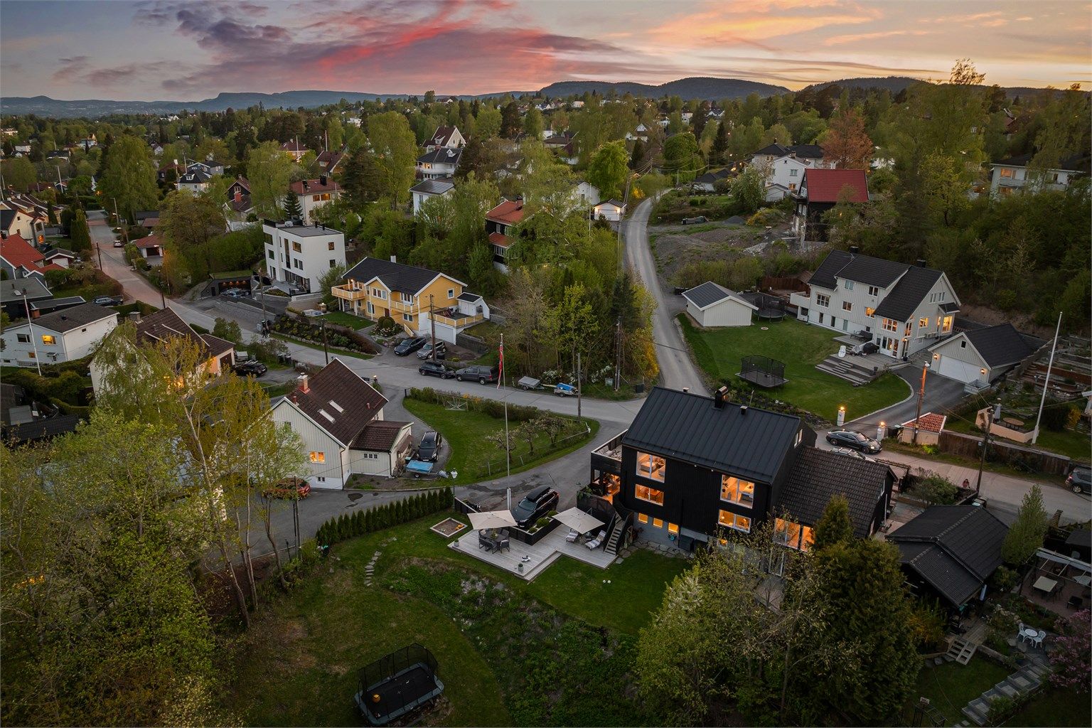 Boligen ligger i en svært rolig gate og i et stabilt, barnevennlig nabolag med direkte adgang til friområde og beroligende elvebrus