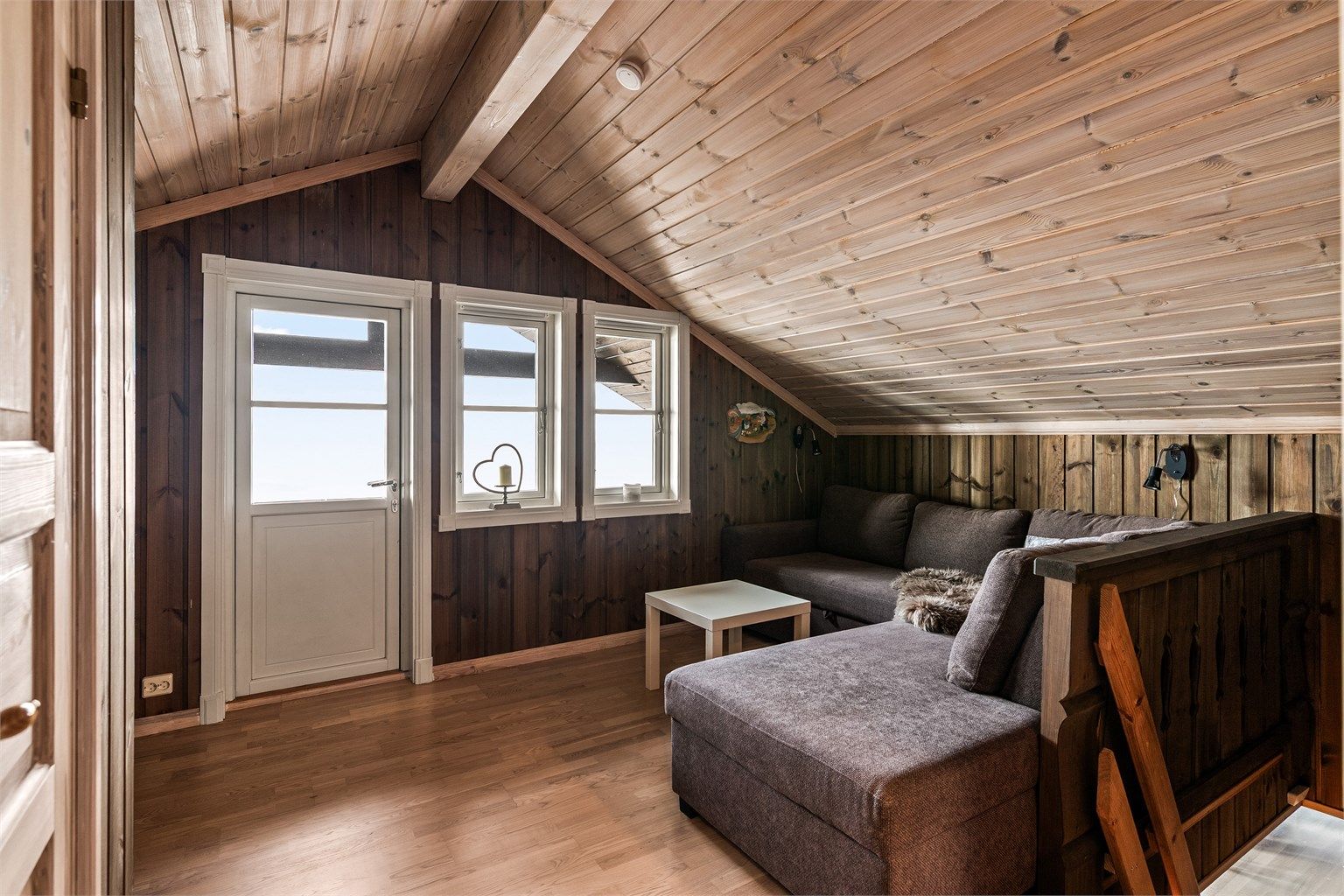 Loftsstuen har fin plass til salong/tv