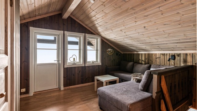 Loftsstuen har fin plass til salong/tv