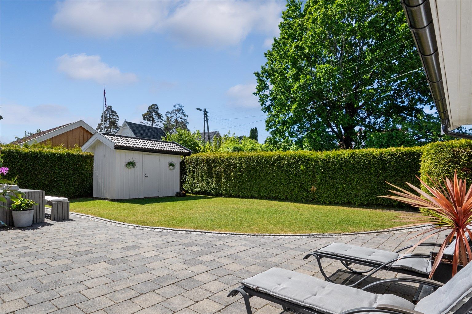 Det er godt synlig at det er lagt ned både tid og engasjement i senere år for å skape et uterom med trivsel og planteglede.