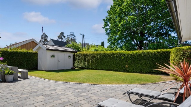 Det er godt synlig at det er lagt ned både tid og engasjement i senere år for å skape et uterom med trivsel og planteglede.