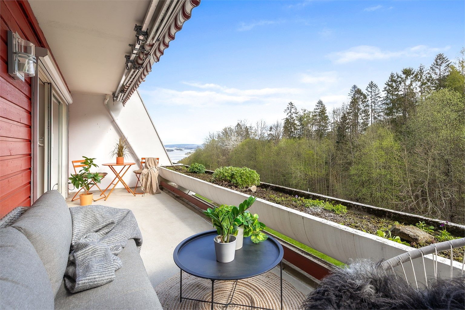 Velkommen til Daletoppen 14, presentert av Terje Tveit i Krogsveen. Her får du en stor gjennomgående 3-roms leilighet. Flott utsikt mot fjorden