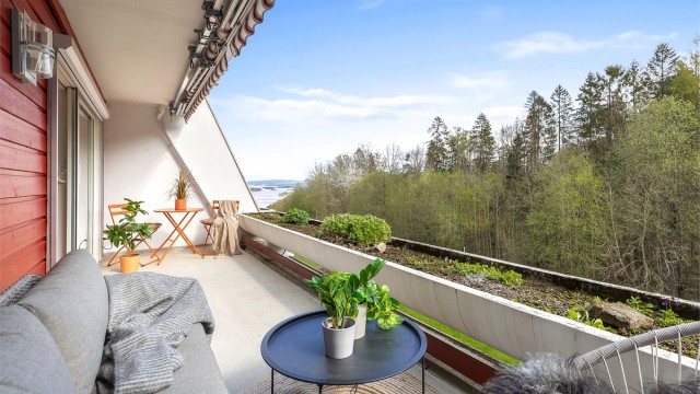 Velkommen til Daletoppen 14, presentert av Terje Tveit i Krogsveen. Her får du en stor gjennomgående 3-roms leilighet. Flott utsikt mot fjorden