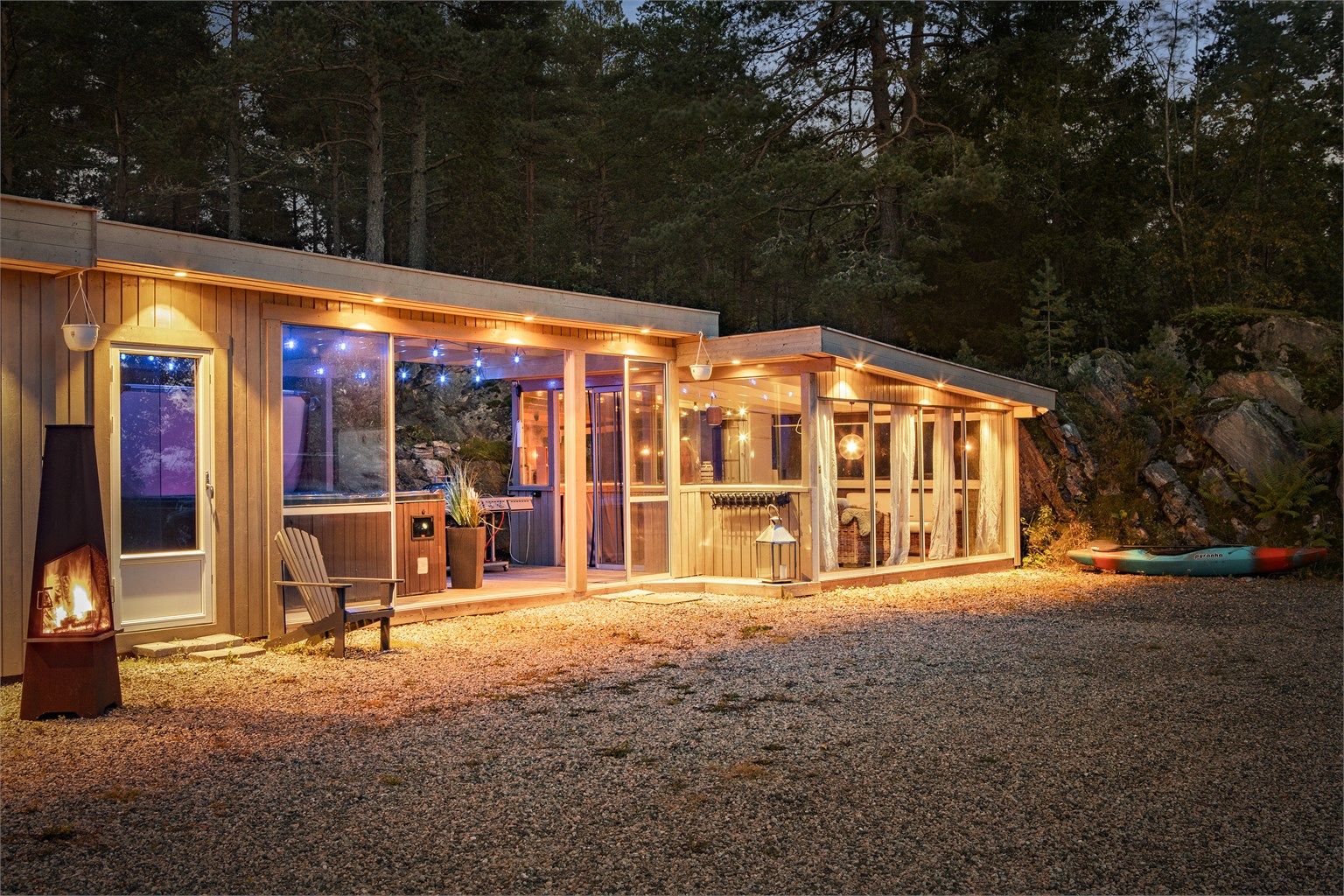 Flott sommerstue, overbygget terrasse, drivhus, isolert bod, markterrasse og innredet bod.