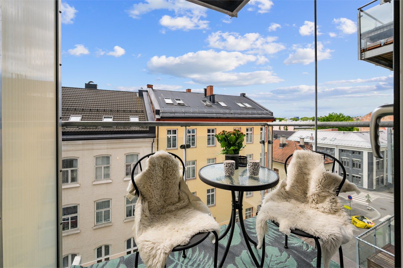 Herlig sørvendt balkong på 3 kvm med gode solforhold og koselig utsikt.