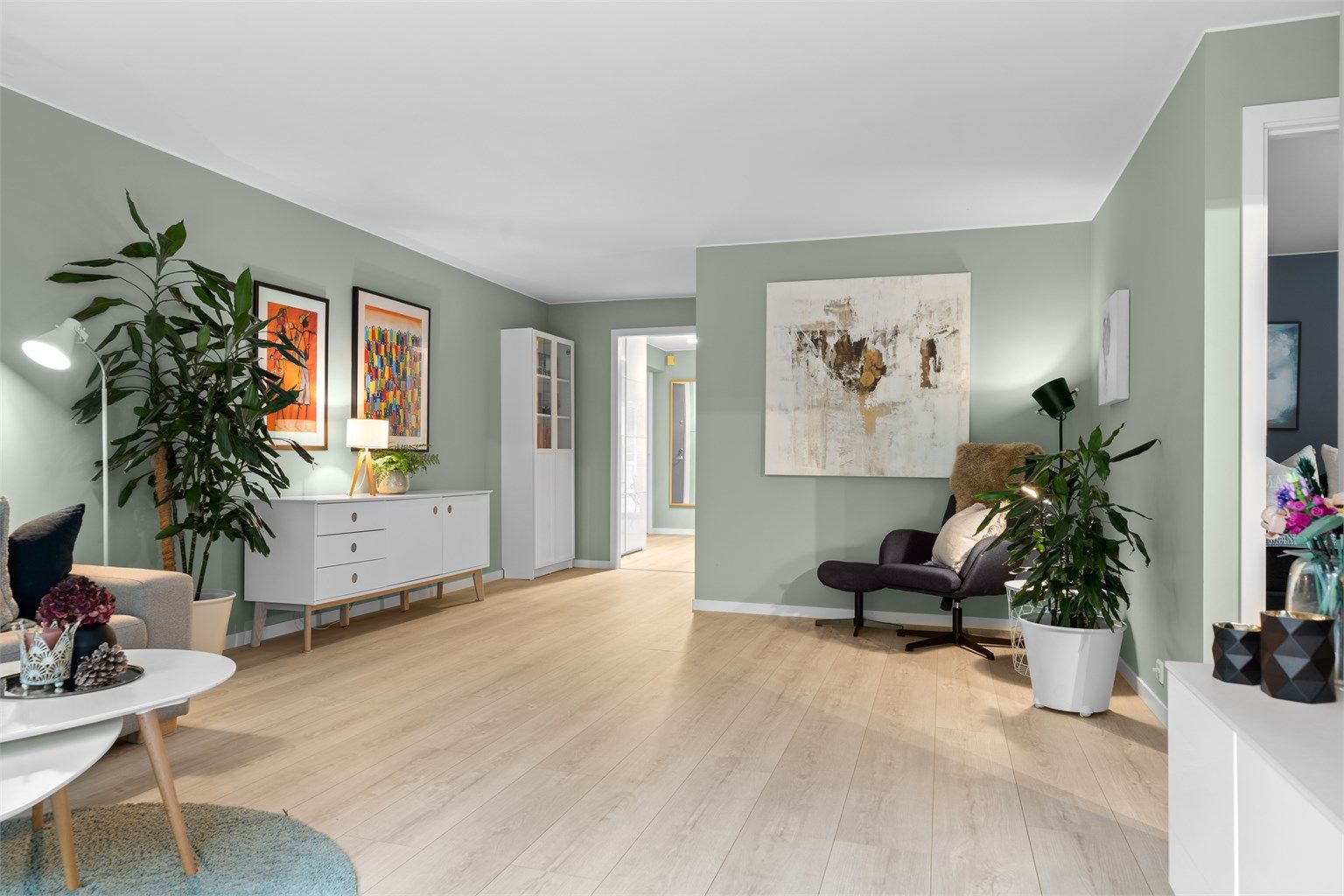 En meget romslig stue med god plass til sofagruppe, mediamøbler og egen krok hvor man kan innrede med godstol og kaffebord for avslapning eller spisestue.