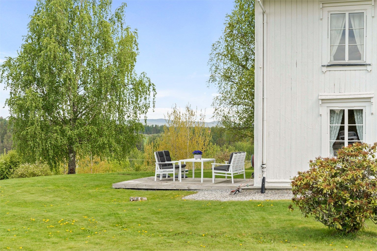 Ved den vestvendte fasaden er det en markterrasse på 17 m².