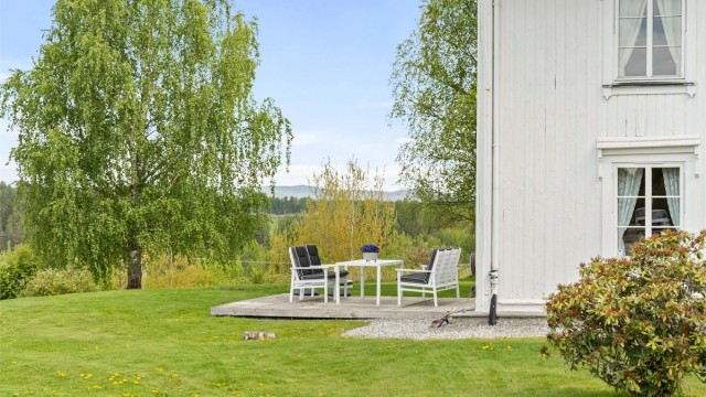 Ved den vestvendte fasaden er det en markterrasse på 17 m².