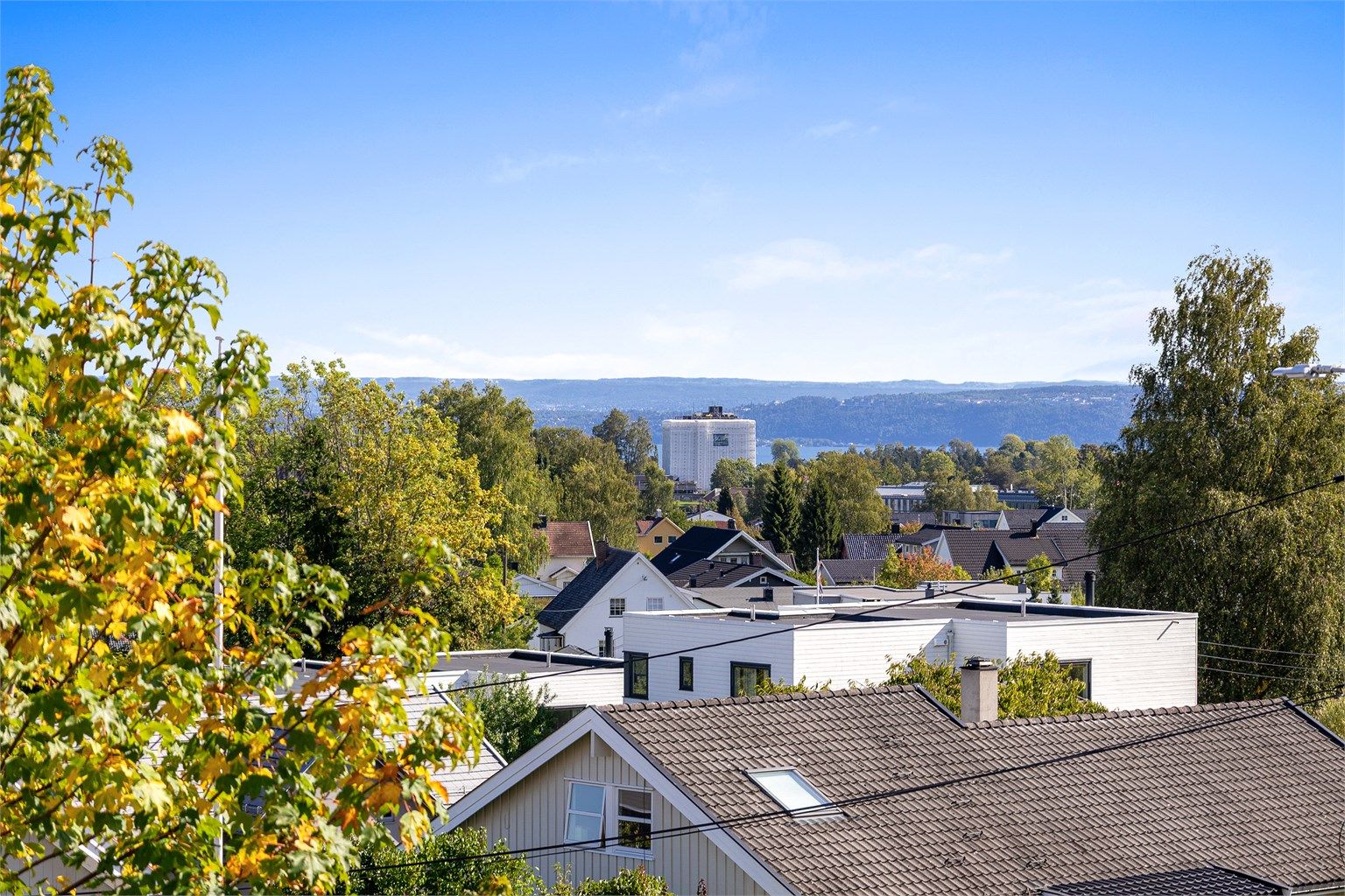 Boligen har en fin beliggenhet i et stille og rolig område med fin utsikt.