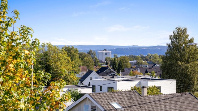 Boligen har en fin beliggenhet i et stille og rolig område med fin utsikt.