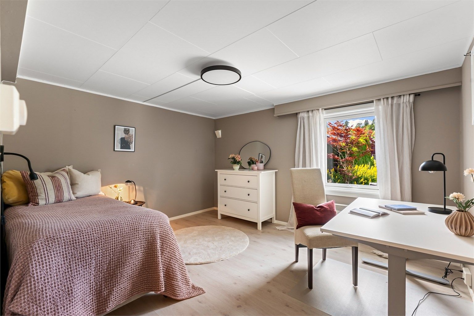 Rom brukt som soverom av god størrelse. Originalt redskap/vedbod, ikke omsøkt i kommunen.