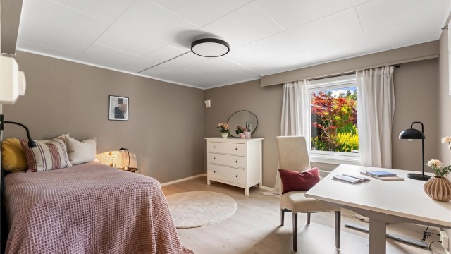 Rom brukt som soverom av god størrelse. Originalt redskap/vedbod, ikke omsøkt i kommunen.