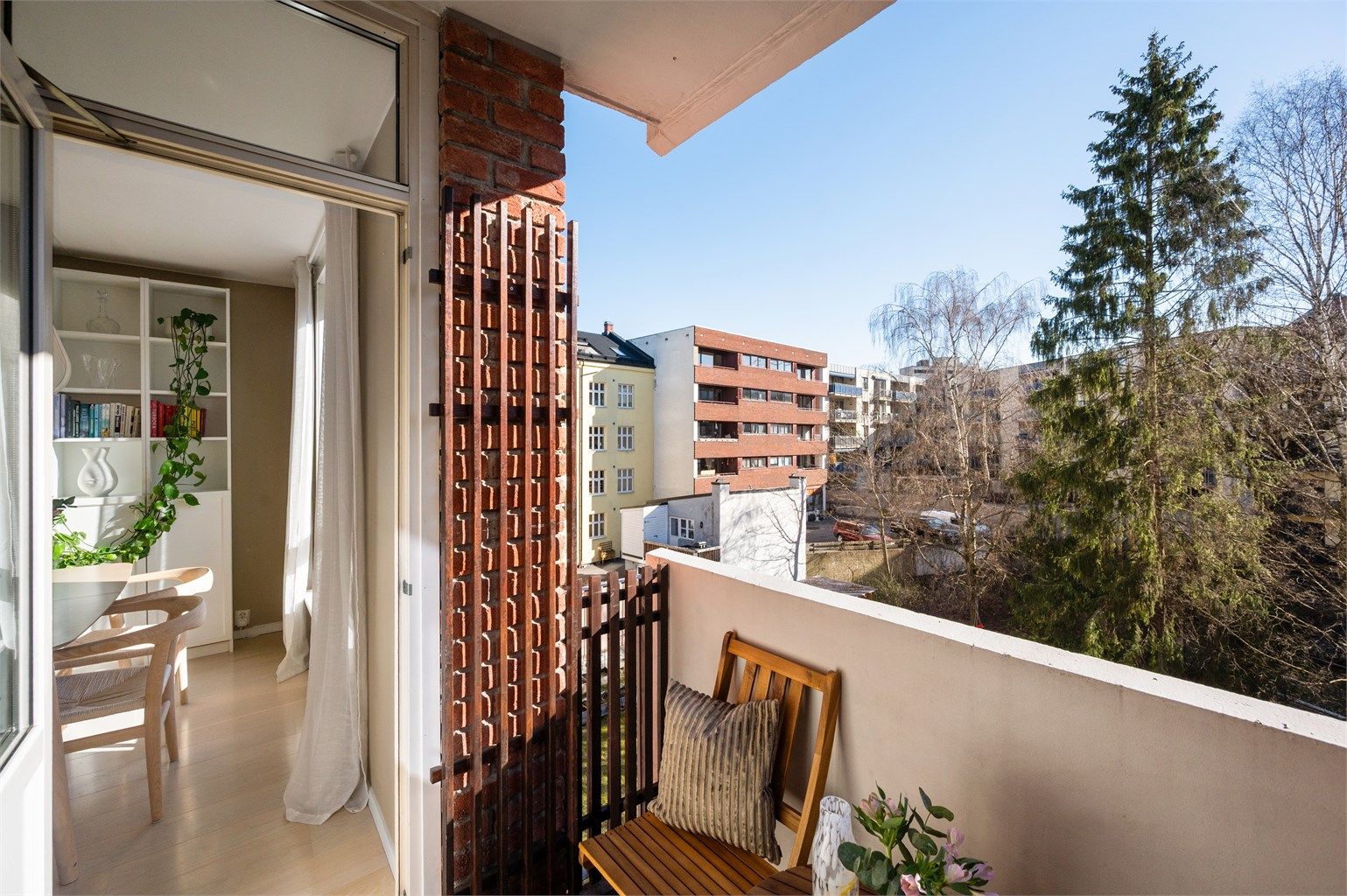 Selger opplyser om sol på balkongen fra ca kl 8 til 13 i sommerhalvåret.