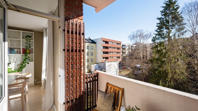 Selger opplyser om sol på balkongen fra ca kl 8 til 13 i sommerhalvåret.