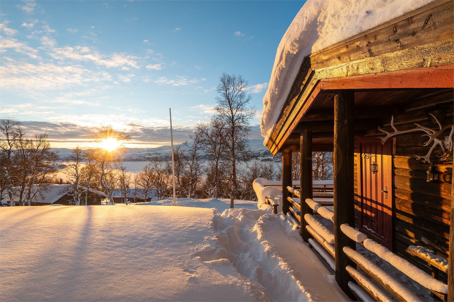 Rembekkvegen 18 ble oppført i 1965, og ligger et hakk høyere opp i terrenget. 