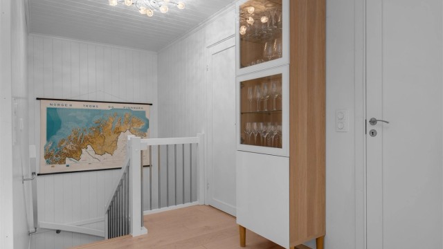 Boligens andre etasje har ett soverom, bad, og en romslig stue/spisestue i åpen løsning til kjøkken