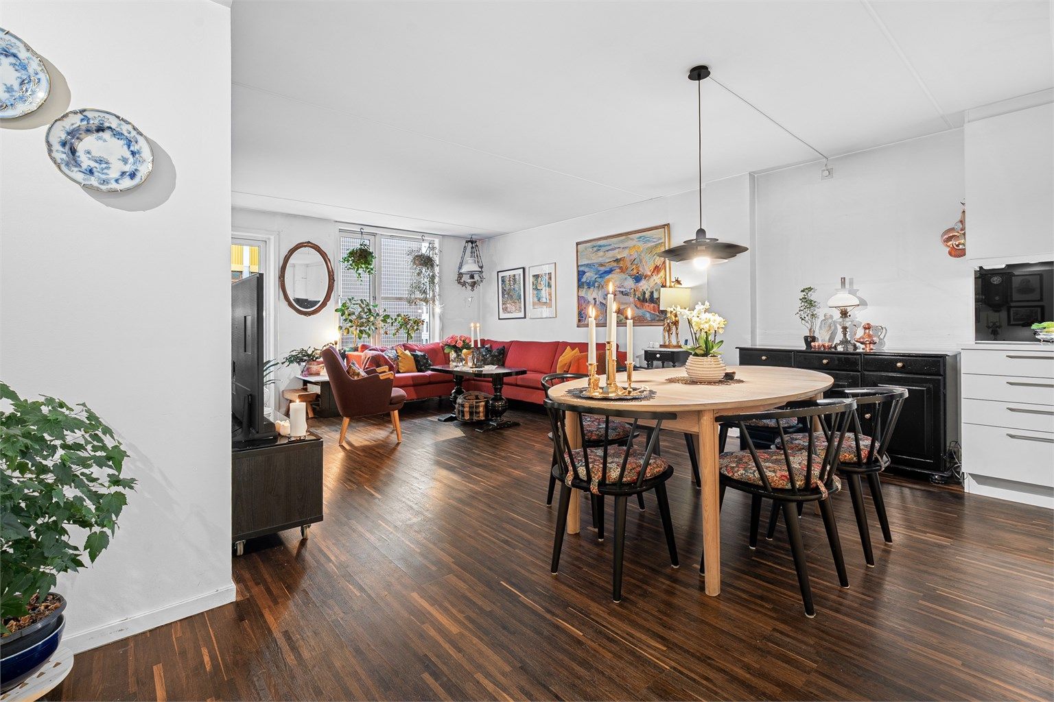 Store vindusflater slipper inn godt med naturlig lys og bidrar til en luftig romfølelse.