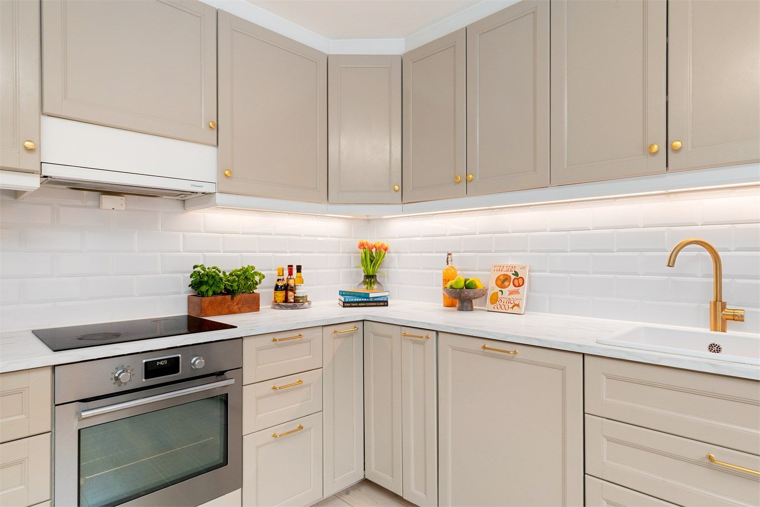 Kjøkkenet har innredning fra 2014 og ble oppgradert med nye overflater i 2023. Foto: Hanne Bruland/FotoHanne