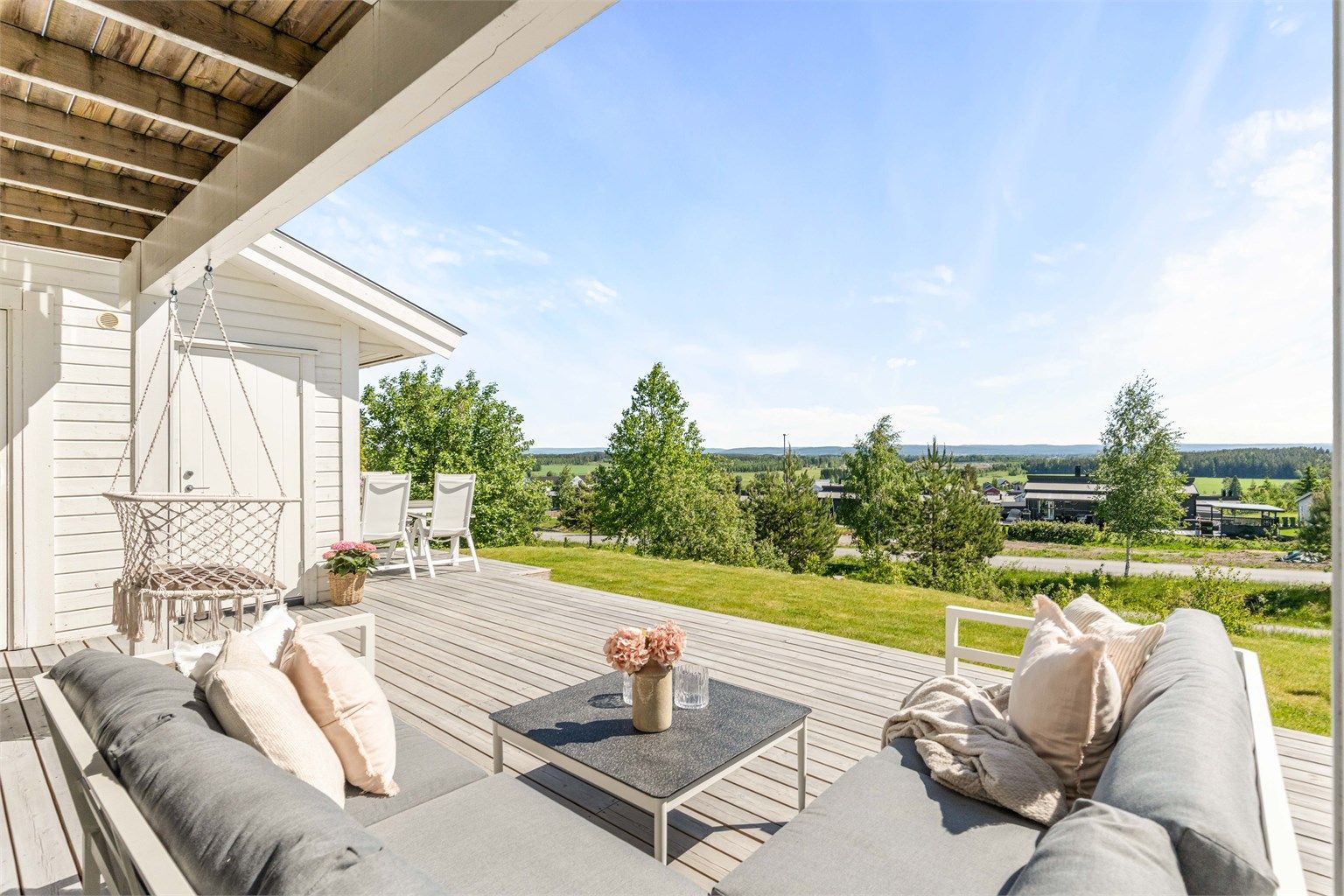 Fra terrassen er det en åpen og fin utsikt over nærområdet. Foto: Anders Botnmark
