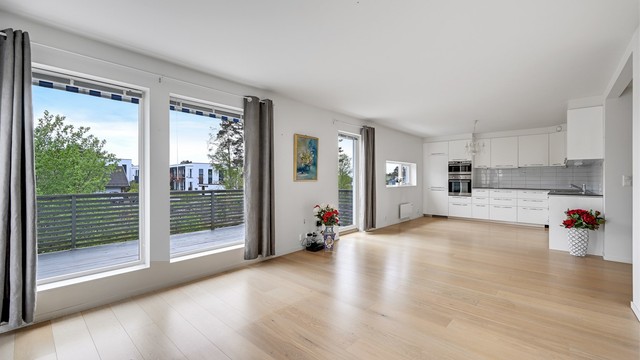Lys og tiltalende selveierleilighet i Tjøme sentrum! 2 soverom, solrik veranda og garasjeplass.