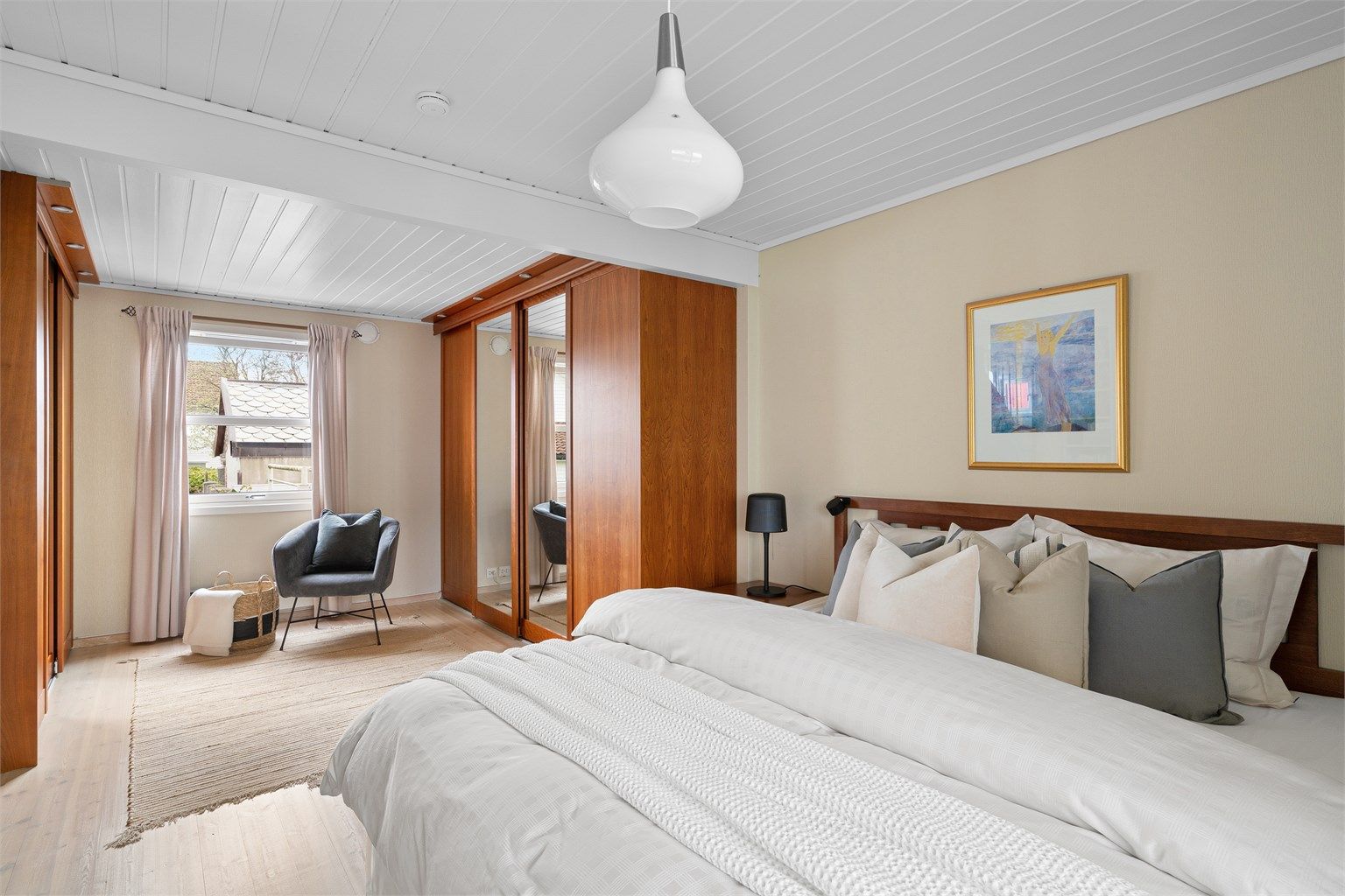 Det er heltre furu på gulv, malte vegger og panel i tak. Rikelig med plass til stor dobbeltseng ,nattbord og sittegruppe. Det er skyvedørsgarderobe med oppbevarinsplass, som medfølger. 