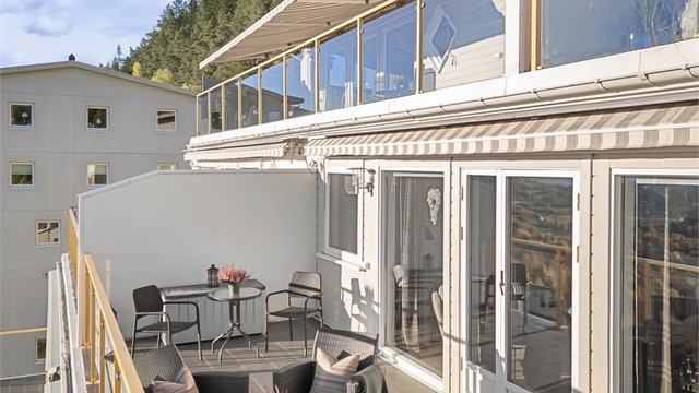 Murvegger og treverk på balkongen ble sist malt/beiset i 2024.