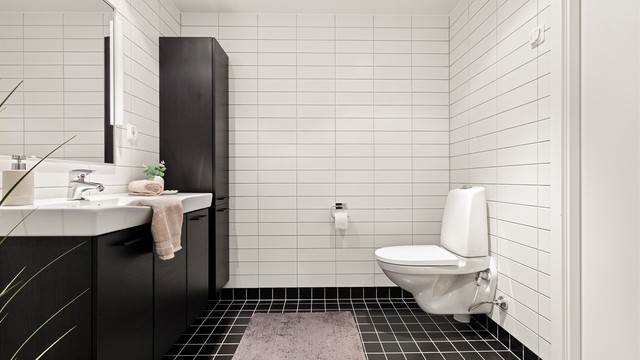 Vegghengt toalett og moderne innredning.