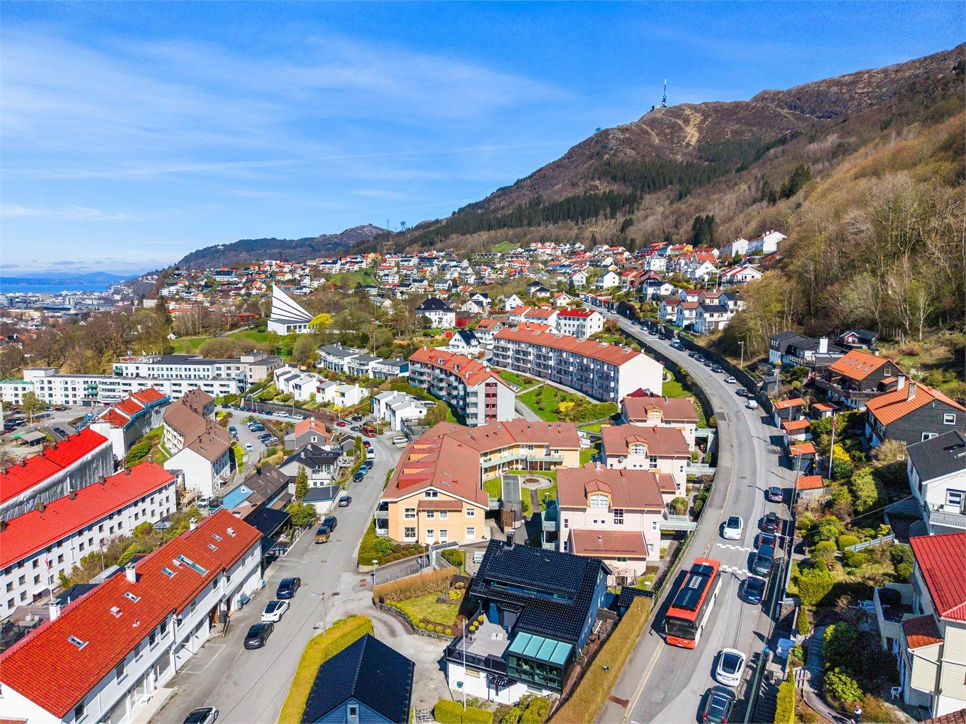 Her er det også kort vei til fjell og natur som f.eks Ulriken Og Landåsfjellet. 
