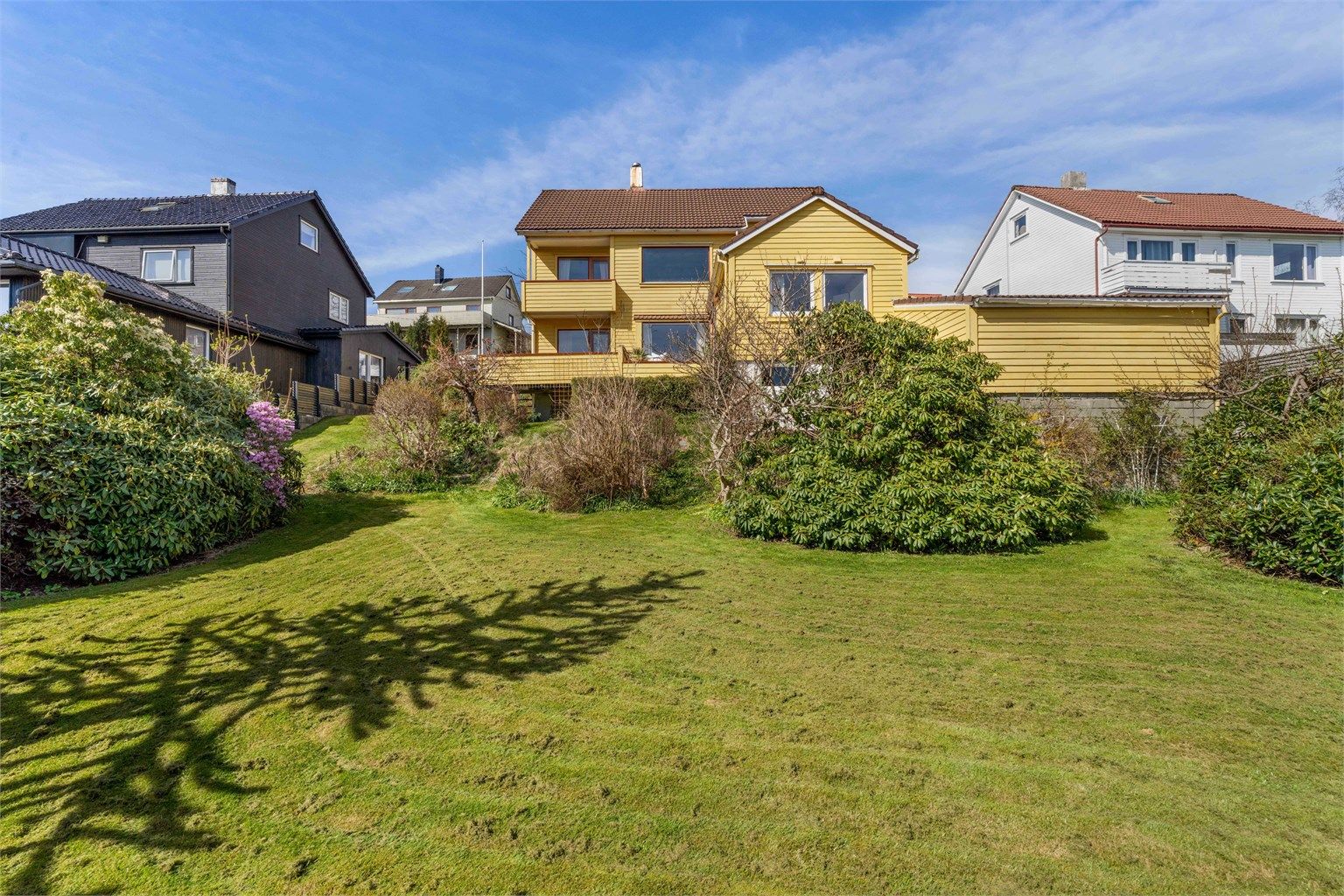 Den sørvendte plasseringen gir gode solforhold gjennom dagen.