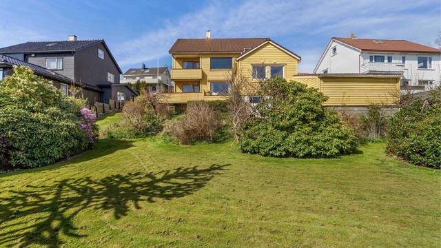 Den sørvendte plasseringen gir gode solforhold gjennom dagen.