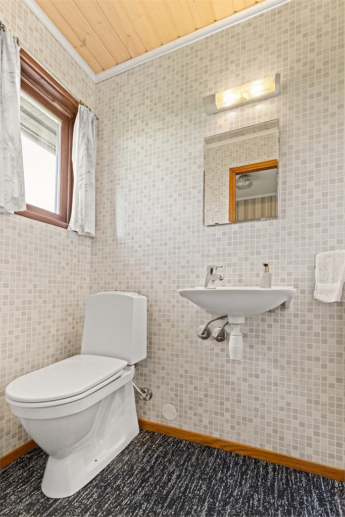 Praktisk plassering av wc ved inngangspartiet.