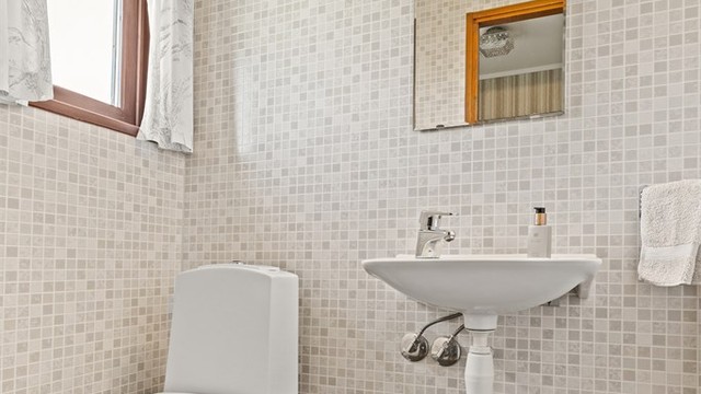 Praktisk plassering av wc ved inngangspartiet.