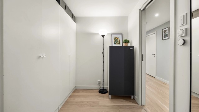 Omkledningsrom med parkett på gulv, malte vegger og malt himling