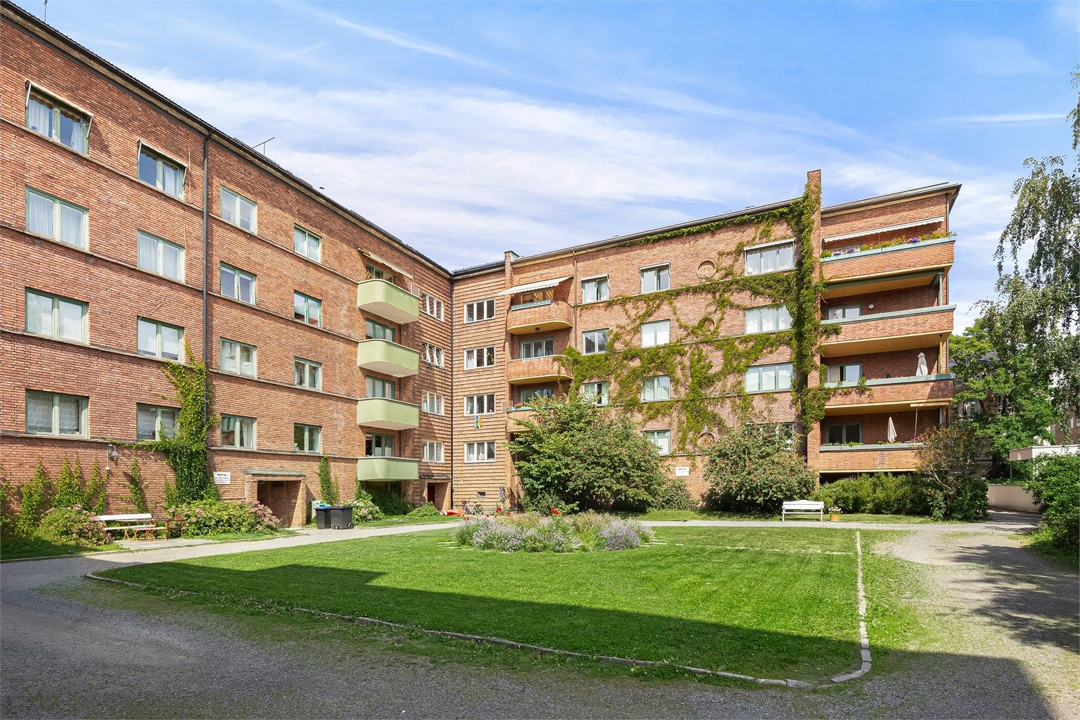 Leiligheten ligger tilbaketrukket og skjermet til i en sjarmerende murgård fra 1931. Foto: Marit Andresen. 